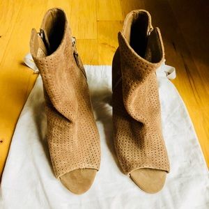 Keris Open To Bootie!